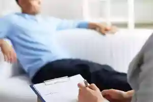 Мужчина у психолога